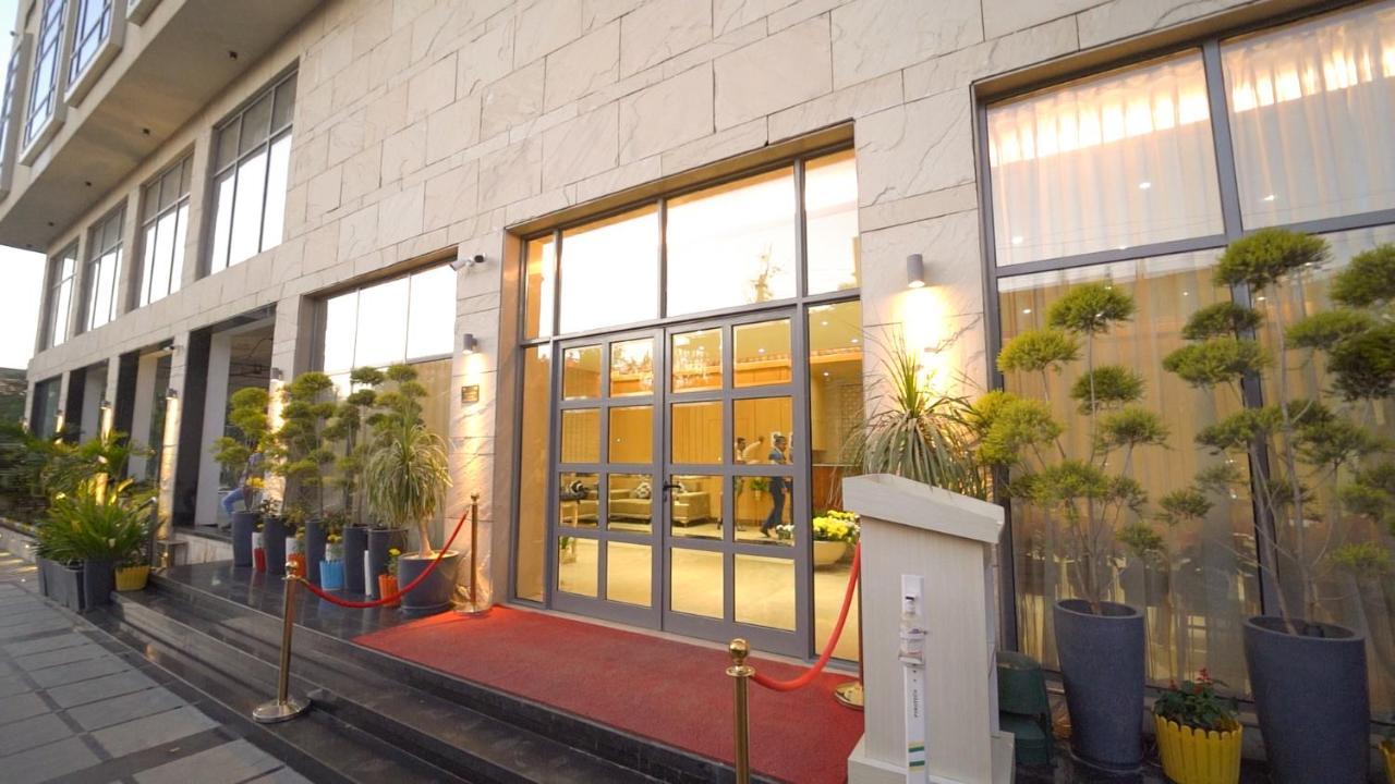 Pride Hotel Udaipur Bagian luar foto