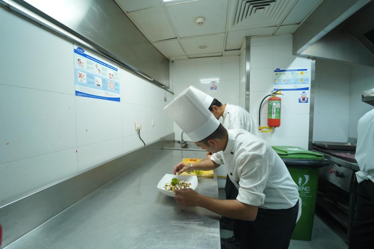 Pride Hotel Udaipur Bagian luar foto